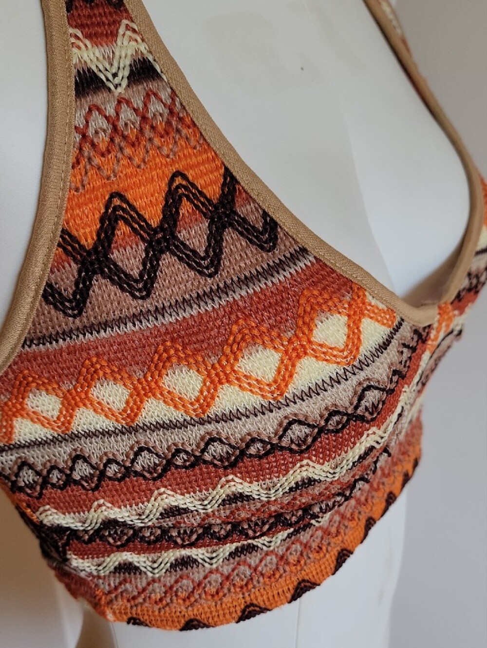 🍒 SHEIN Chevron Knit-Look Halter Crop Top - Picture 3 of 4